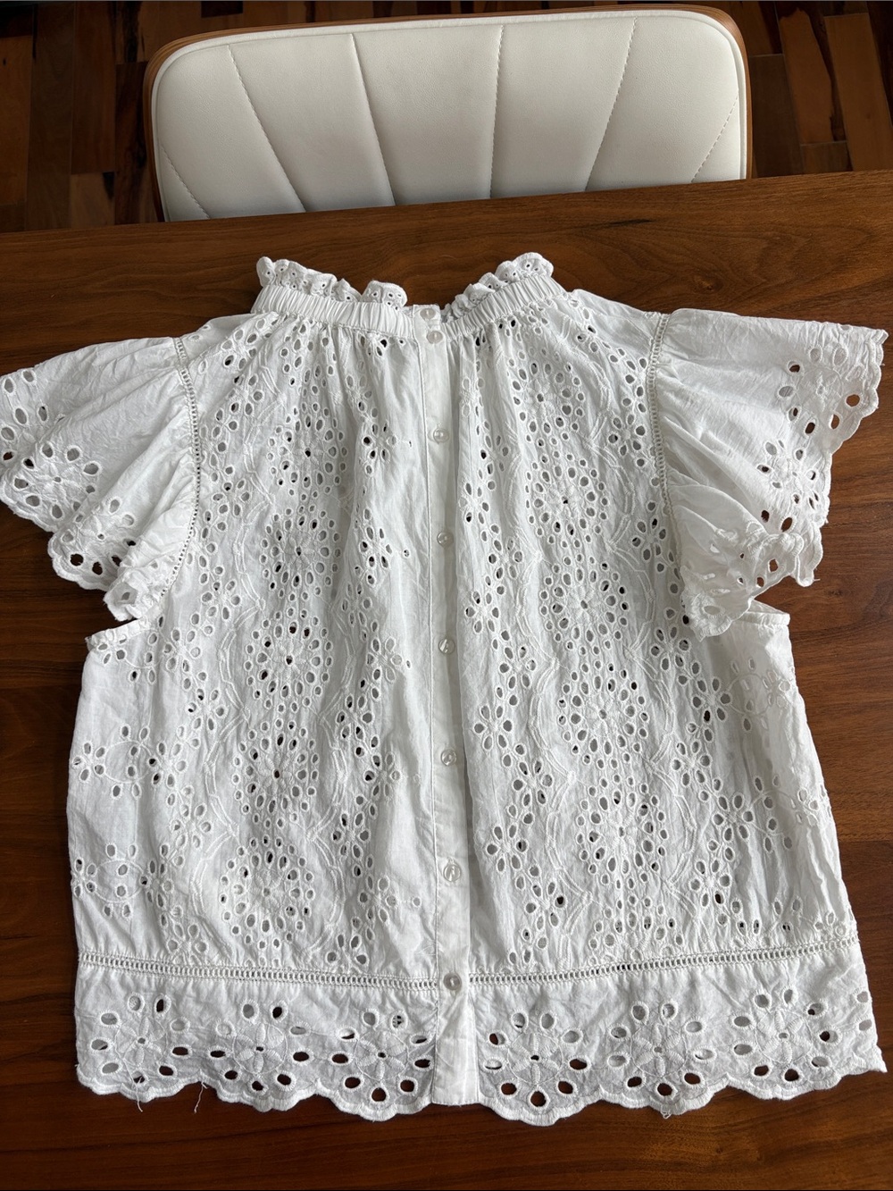 Jennifer & Grace Broderie Anglaise Flutter Sleeve Blouse
Size Large - Picture 5 of 10